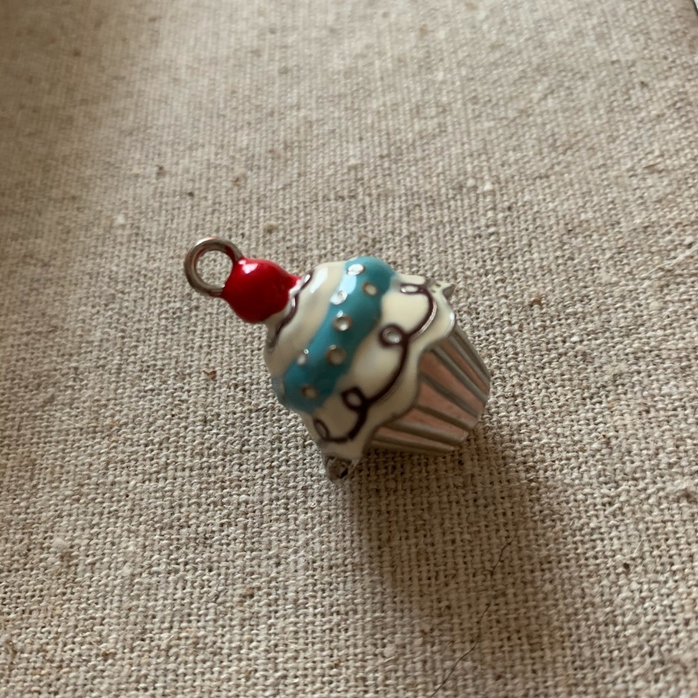 Cupcake charm with magnet opening